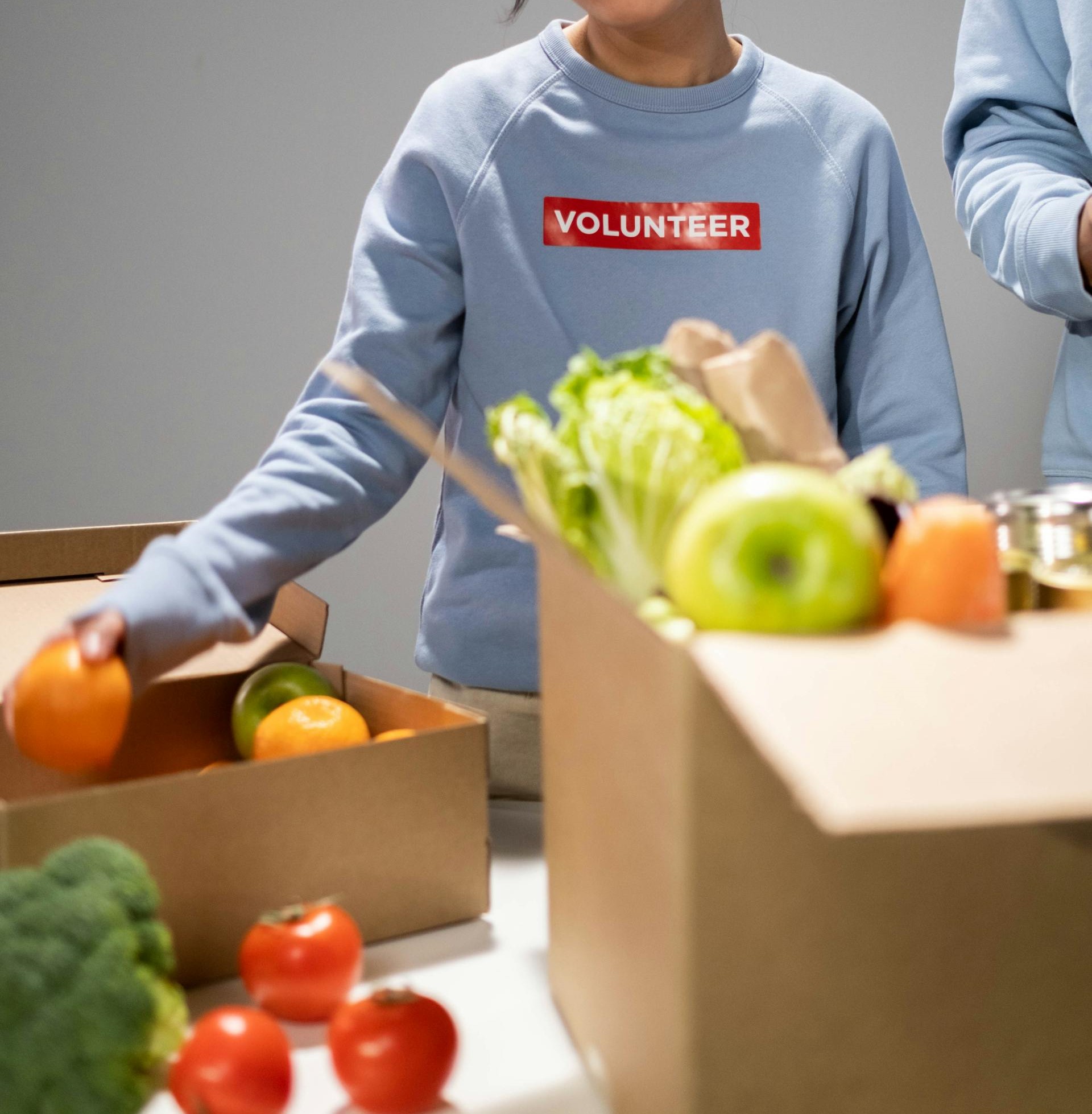 A couple volunteering | Source: Pexels