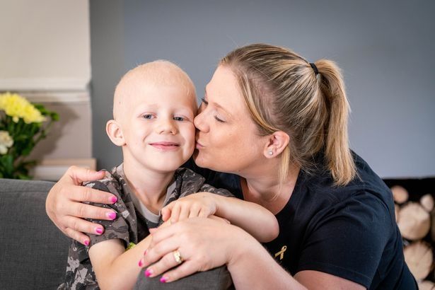 Jake Barksby, six ans, et sa mère Nicola Barksby, 35 ans, de Hucknall dans le Nottinghamshire | source : NottinghamshireLive/ WS Jake Barksby, six ans, et sa mère Nicola Barksby, 35 ans, de Hucknall dans le Nottinghamshire | source : NottinghamshireLive/ WS