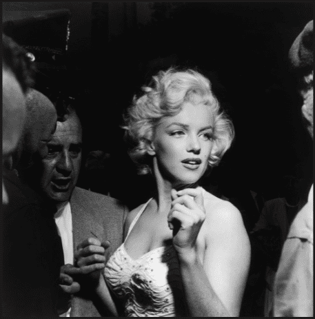 Ein Porträt der Schauspielerin Marilyn Monroe (1926 - 1962) umgeben von Reportern und Fans vor dem Grauman's Chinese Theater in Hollywood, Kalifornien | Quelle: Getty Images