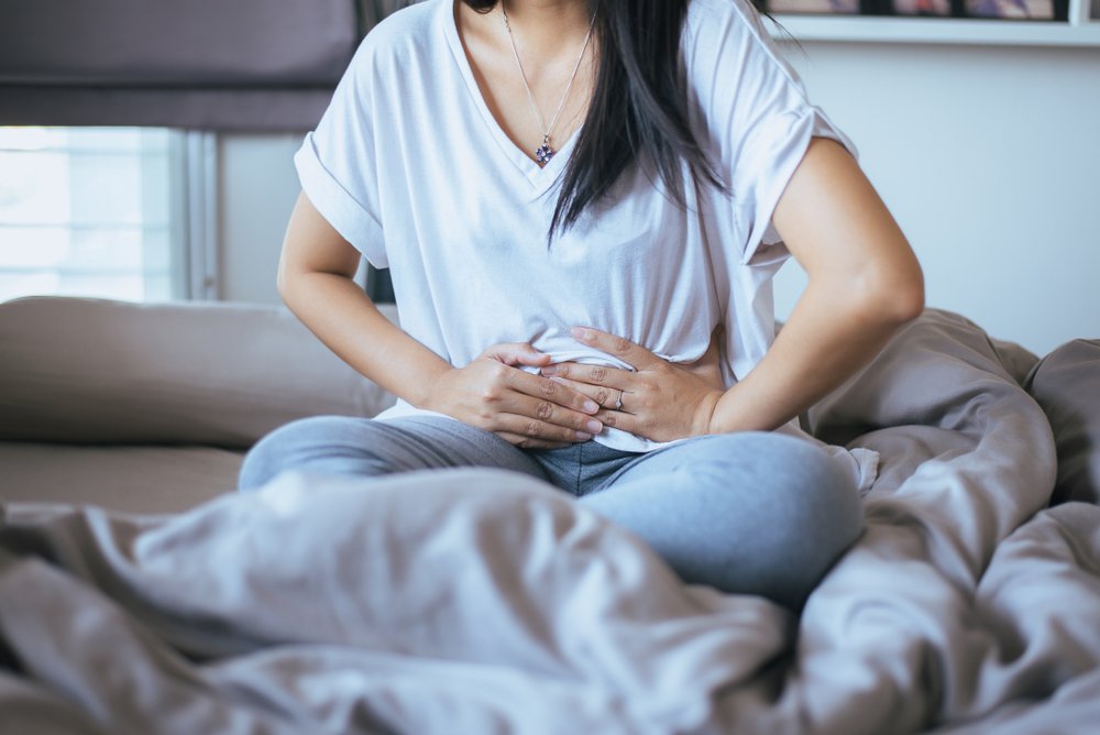 Mujer con calambres pélvicos dolorosos. | Imagen: Shutterstock Mujer con calambres pélvicos dolorosos. | Imagen: Shutterstock