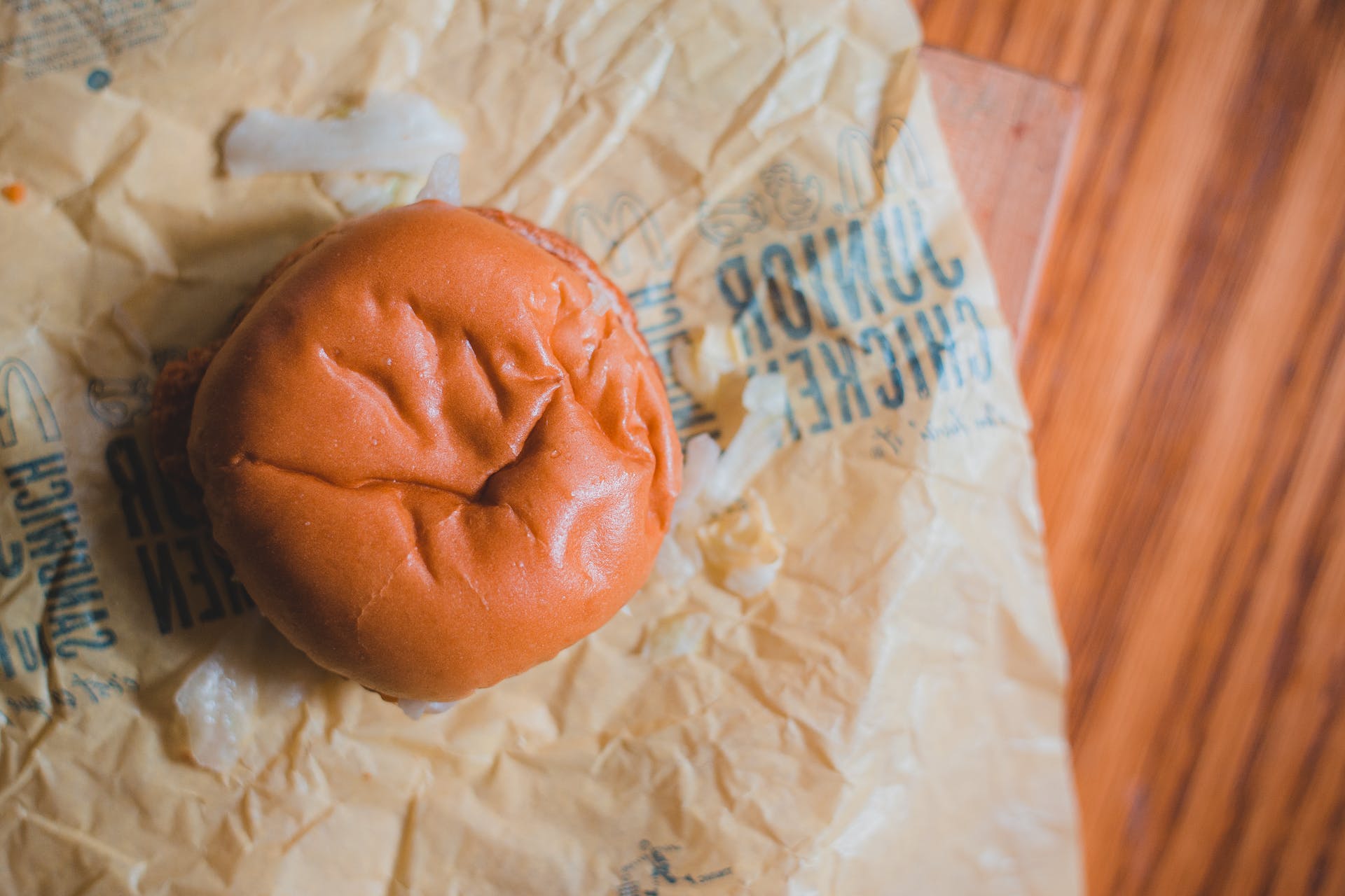 An overhead shot of a burger | Source: Pexels