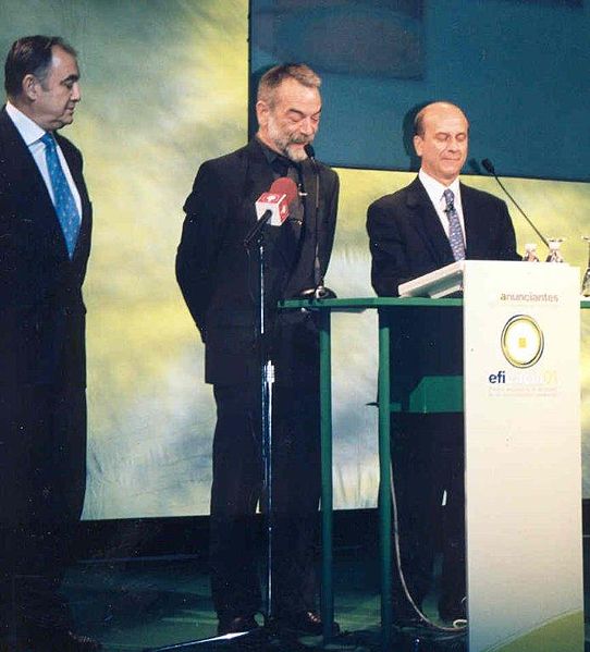 Juan Ramón Plana presentando los I Premios Eficacia 2001, con Juan José Gómez Lagares e Ignacio Salas. | Imagen: Wikipedia Juan Ramón Plana presentando los I Premios Eficacia 2001, con Juan José Gómez Lagares e Ignacio Salas. | Imagen: Wikipedia