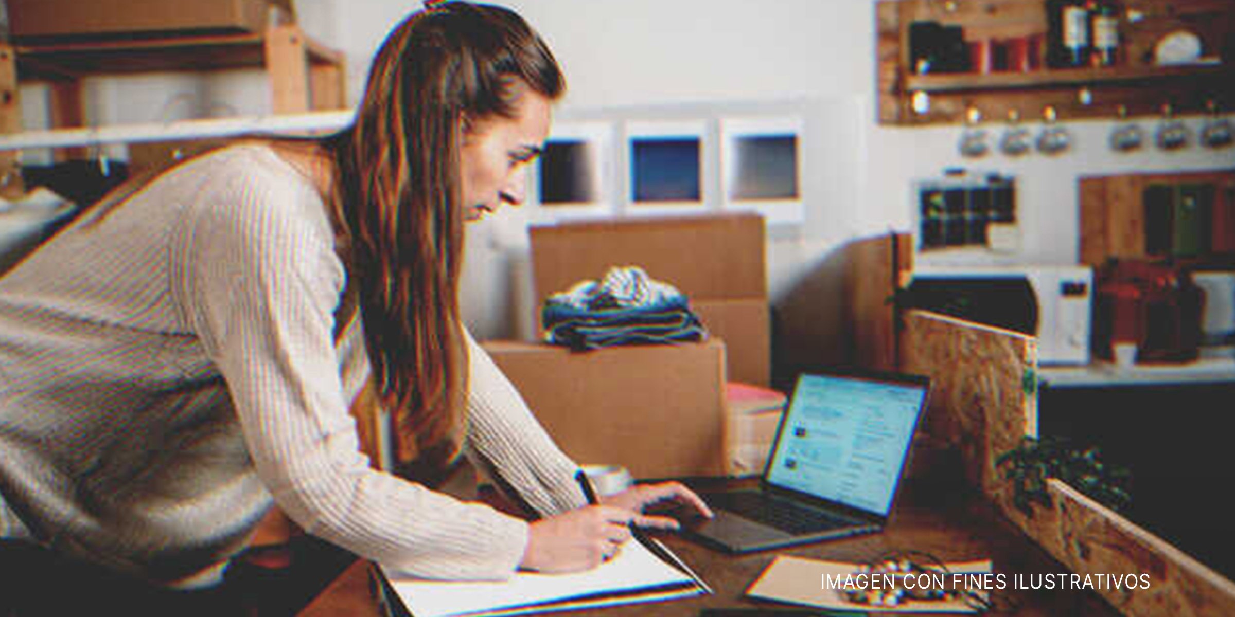 Mujer escribiendo algo y usando su computadora | Foto: Getty Images