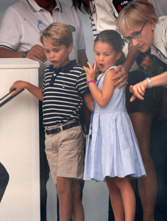 Charlotte, Louis et George observent leurs parents depuis un bateau à proximité lors d'une régate de la King's Cup, île de Wright | Photo : GettyImages