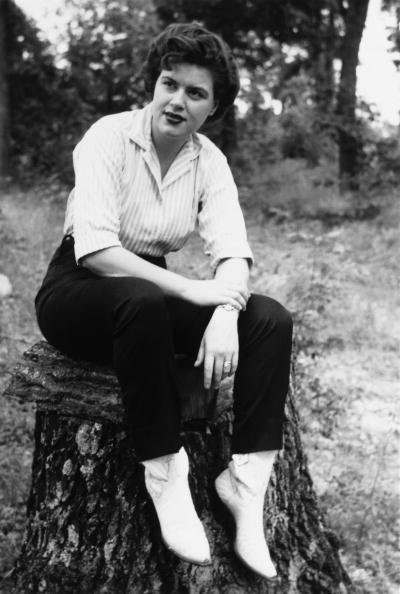 Patsy Cline posing for a photo in  Nashville, Tennessee | Photo: Getty Images