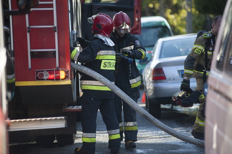 Deux sapeurs pompiers qui tiennent un tuyau d'incendie | Photo : Pixabay