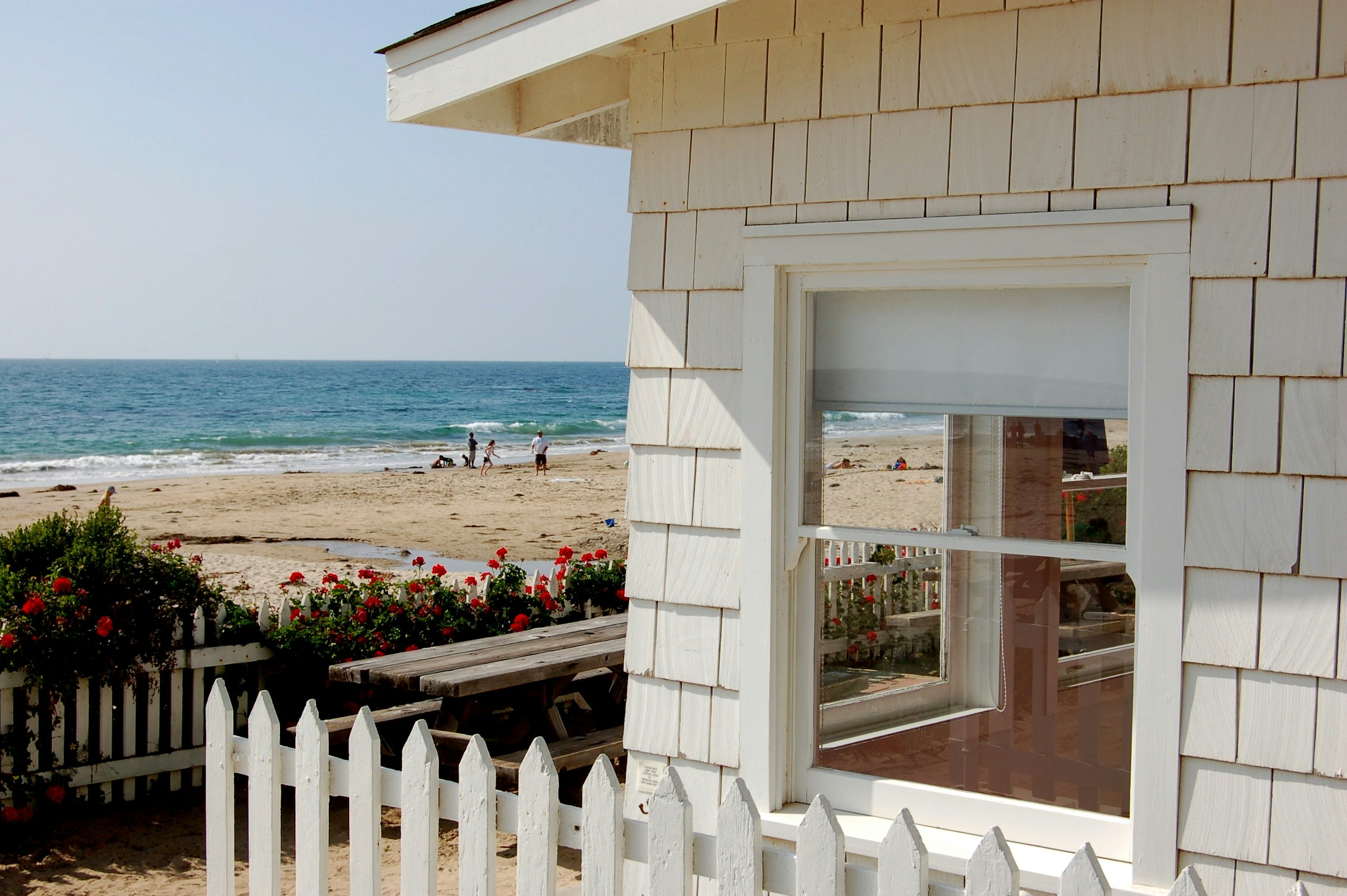 A cottage on the beach | Source: Unsplash