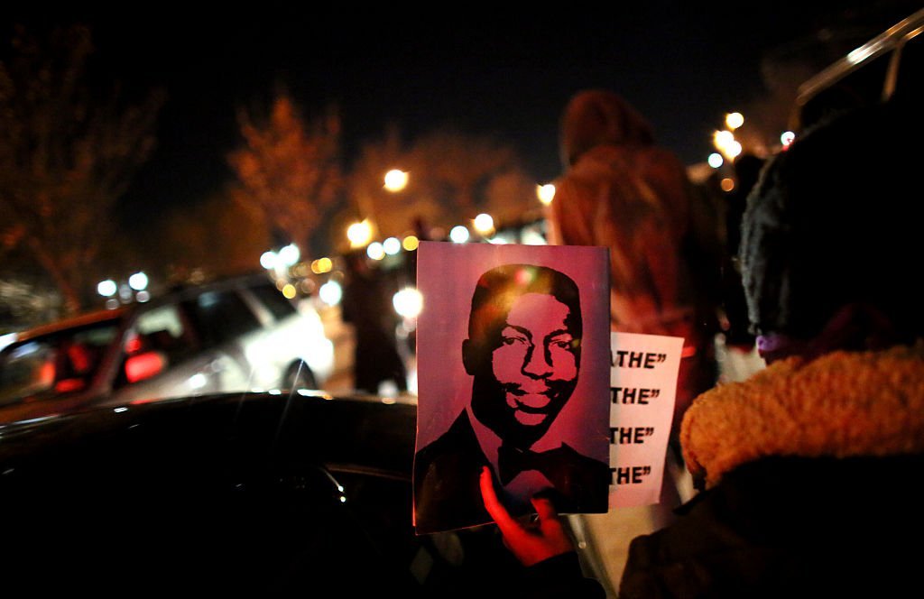  Activists protest outside Gracie Mansion, the traditional home of New York City mayors, calling for further action against Daniel Pantaleo, the New York Police Officer who used a New York Police Department banned choke hold and killed Eric Garner while detaining him in 2014 | Photo: Getty Images