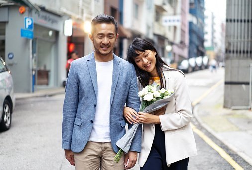 Couple walking at street in hong kong | Photo: Getty Images