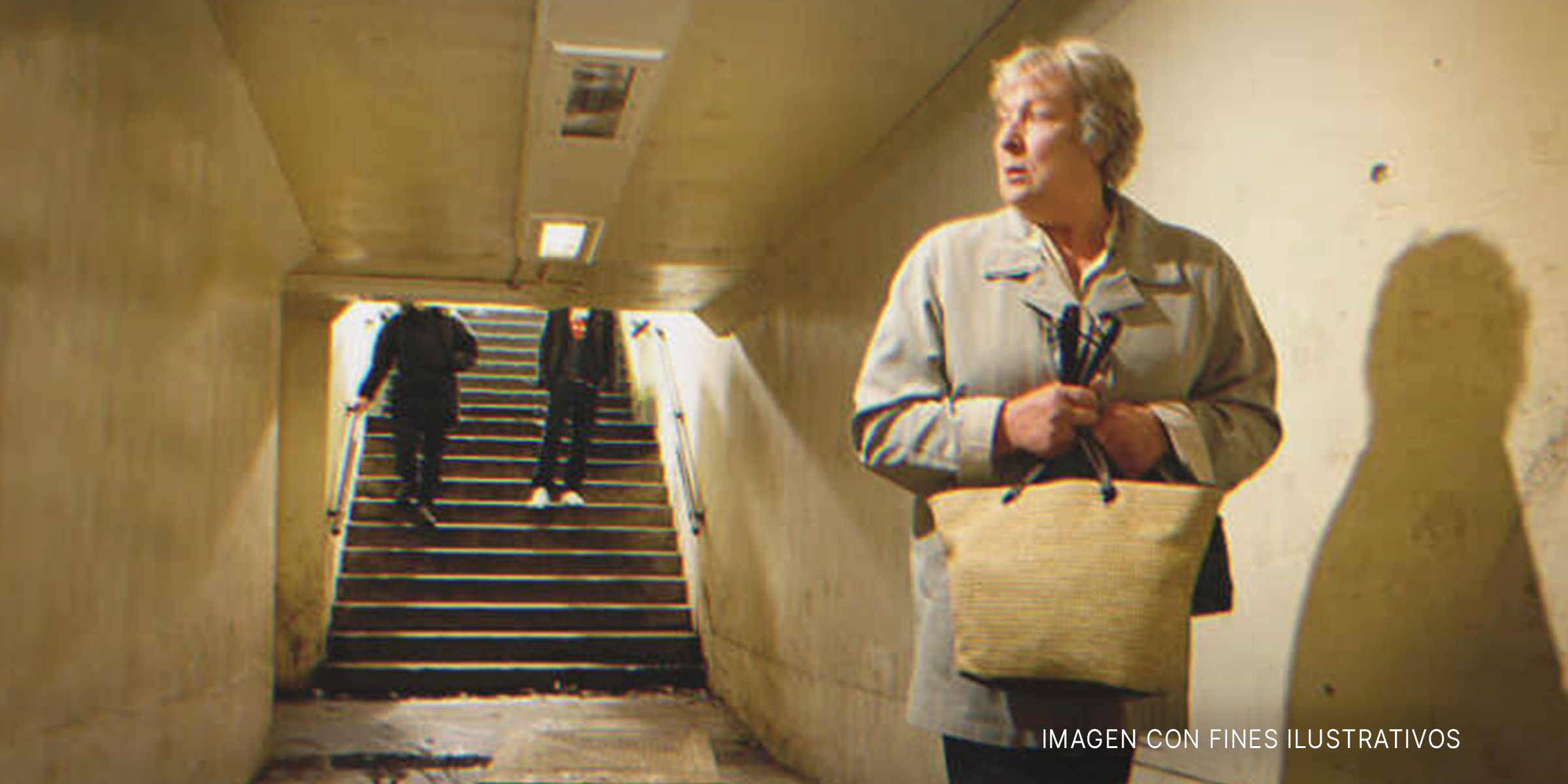 Mujer mayor agarra su bolso de pie en el metro | Foto: Getty Images