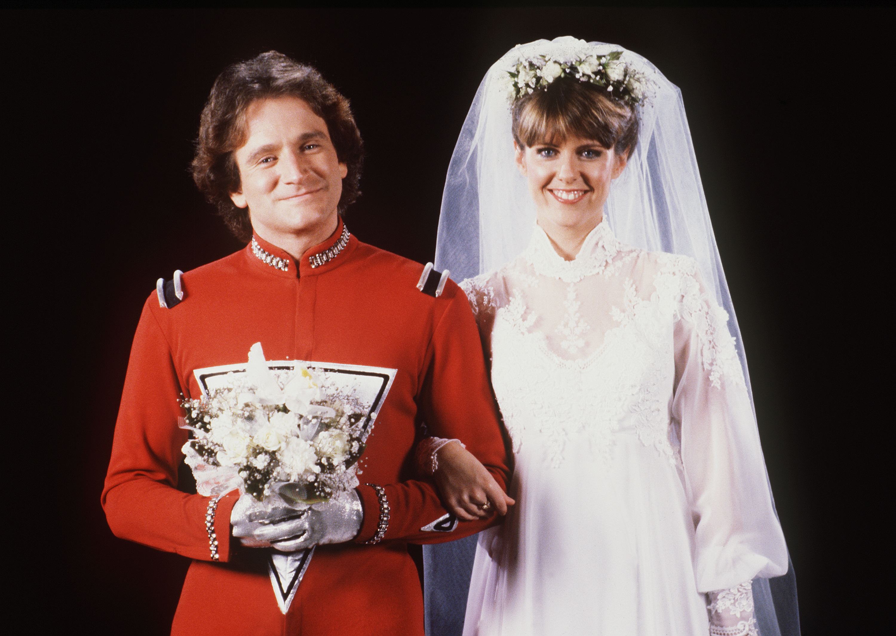 Robin Williams as Mork and Pam Dawber as Mindy on "The Wedding" episode of "Mork 7 Mindy" on October 15, 1981 | Source: Getty Images