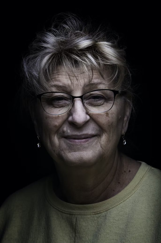 Una mujer mayor sonriendo. | Foto: Unsplash