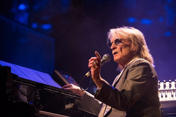 Le chanteur Christophe en concert live dans le cadre du festival 'Voix de Fête' | Photo : Getty Images