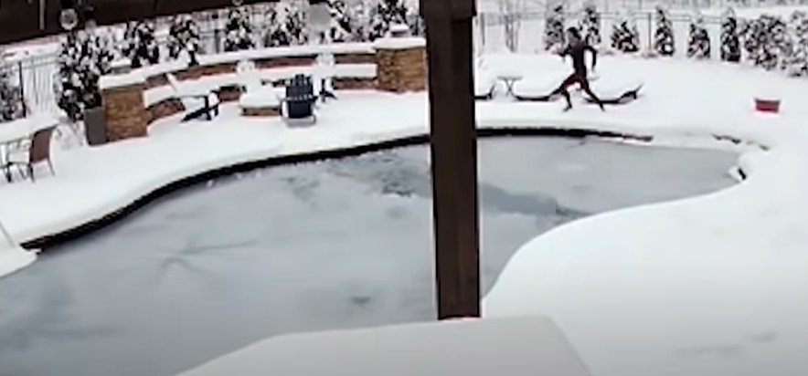 Videoüberwachungsmaterial zeigt die dramatische Hunderettung. I Quelle: youtube.com/WBIRChannel10