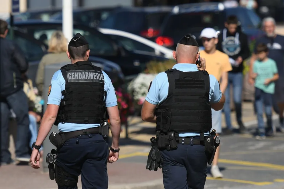 Deux gendarmes filmés de dos. | Photo : Getty Images