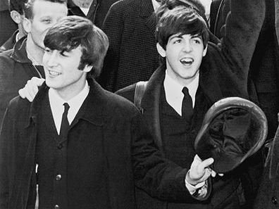 John Lennon and Paul McCartney at Kennedy Airport, circa 1960s | Photo: Wikimedia Commons