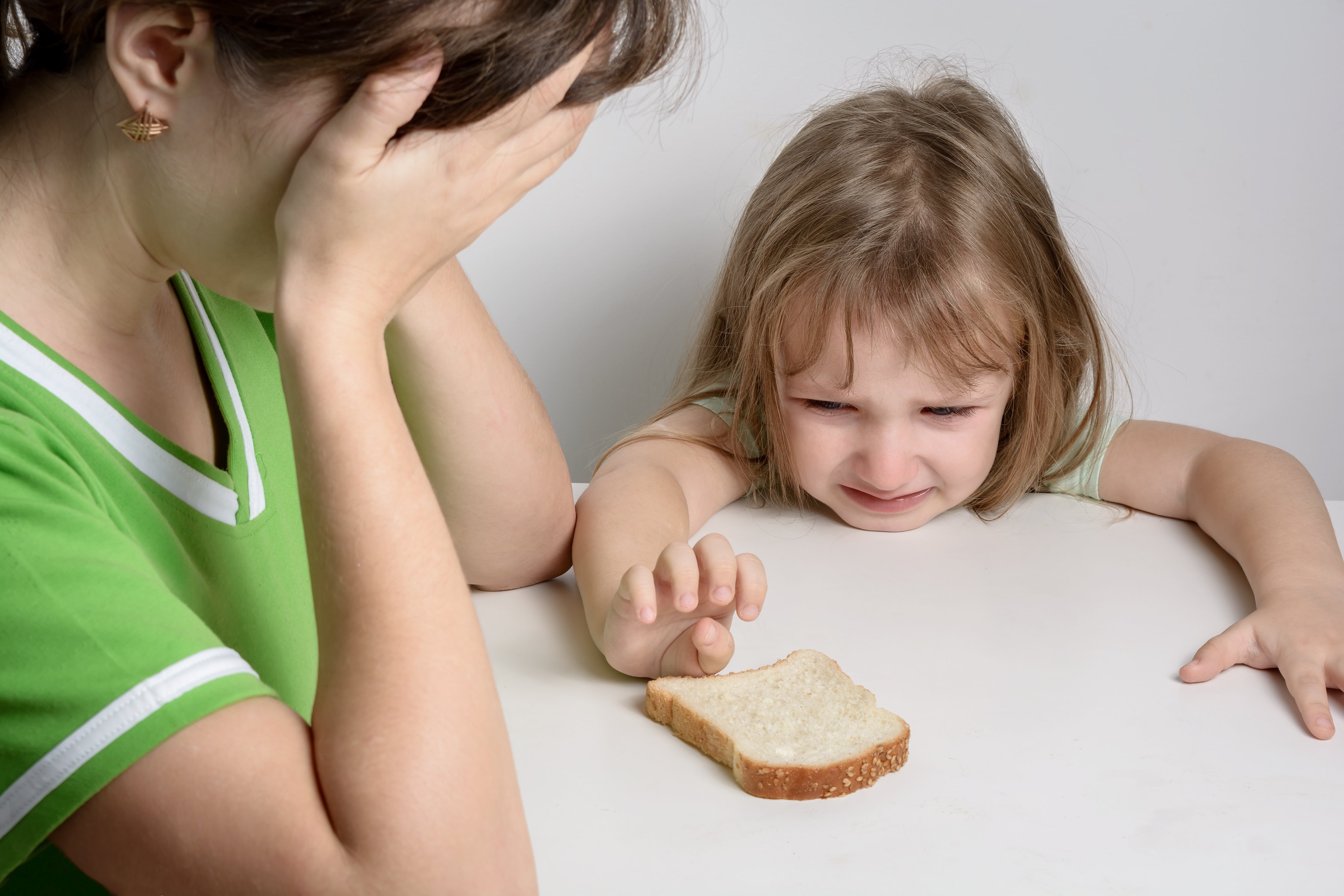 Eine traurige Mutter und eine hungrige Tochter | Quelle: Shutterstock