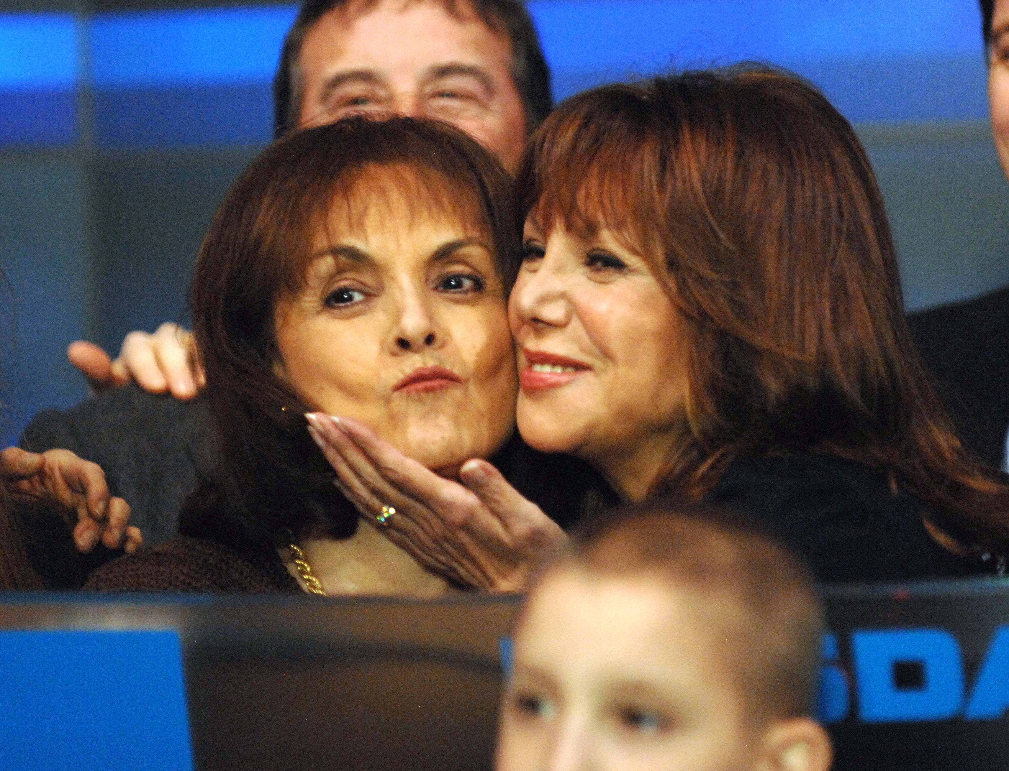 Terre Thomas and actress Marlo Thomas close the NASDAQ for St. Jude Children's Research Hospital on November 19, 2007, in New York City | Source: Getty Images