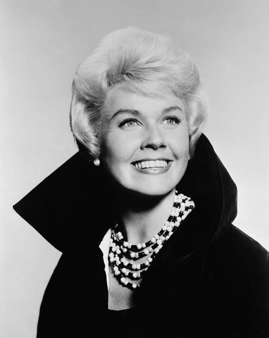 Ein monochromes Portrait von Doris Day am 1. März 1960. | Quelle: Getty Images