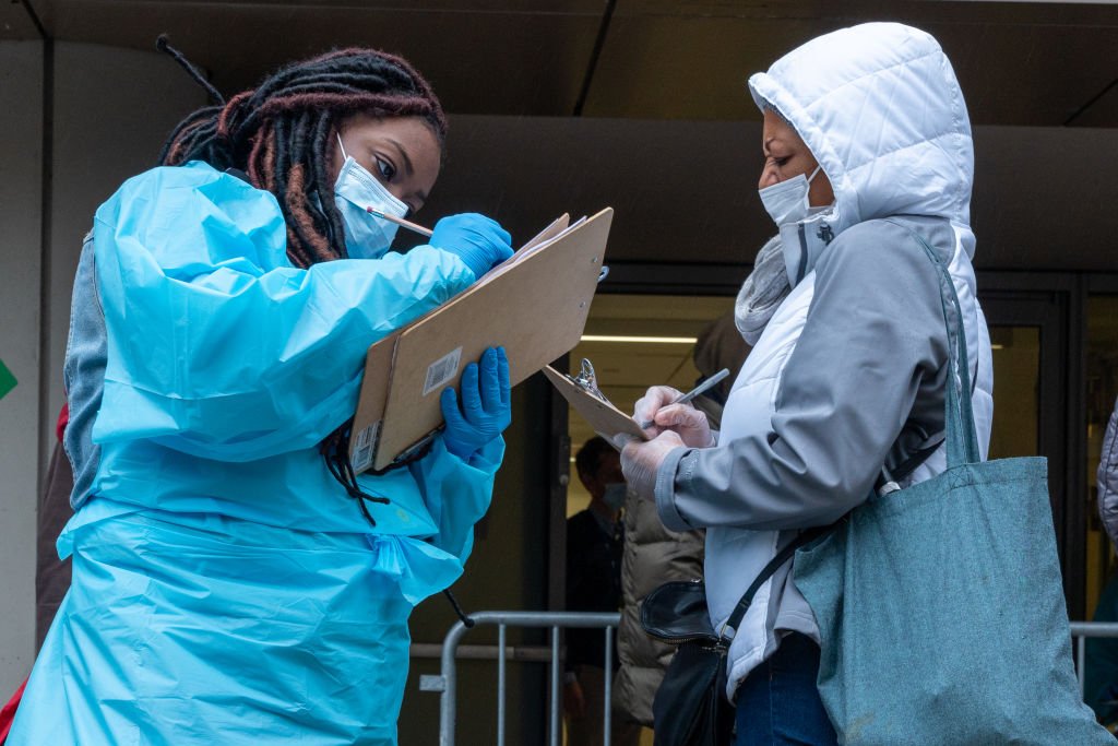 Personnel soignant prenant des contantes chez une patiente. | Photo : Getty Images