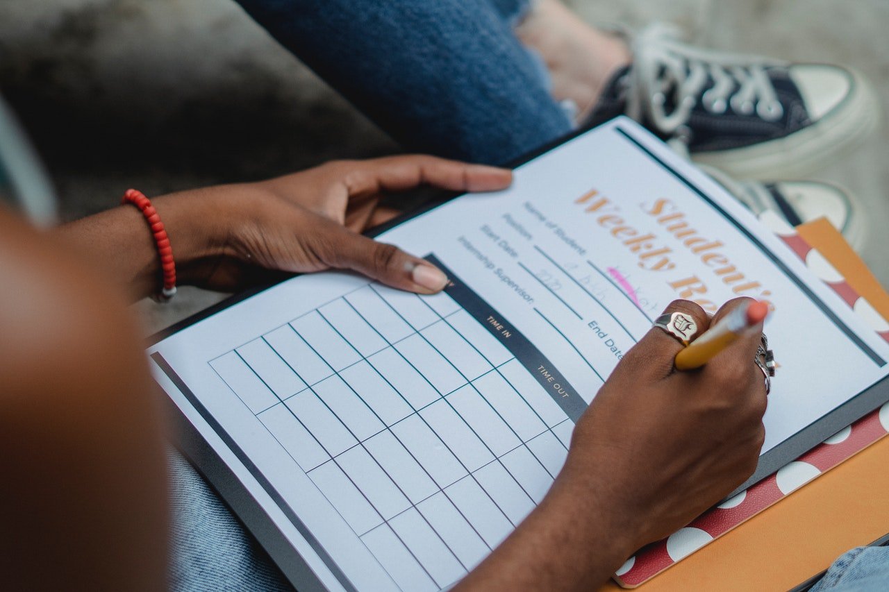 Photo of a student writing a report | Photo: Pexels