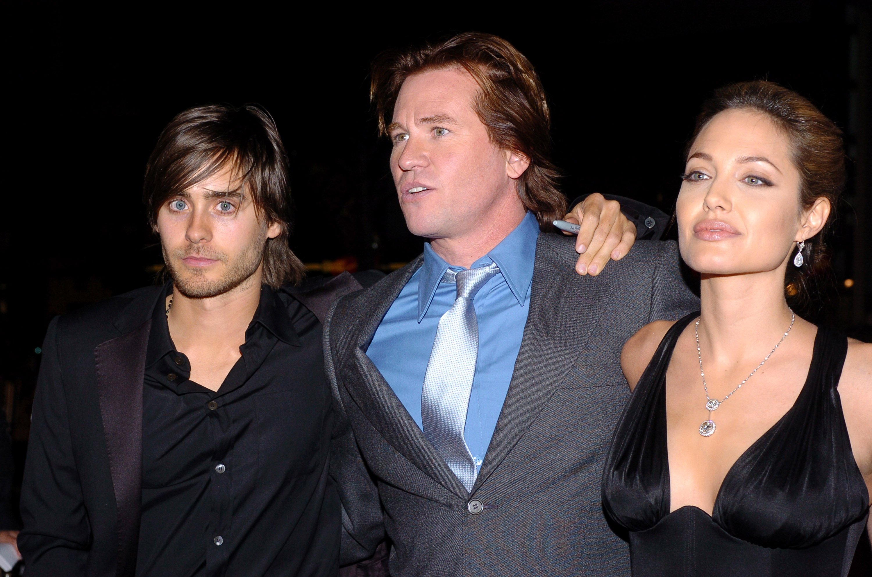 Jared Leto, Val Kilmer y Angelina Jolie durante el estreno de 'Alexander' en Los Ángeles. | Foto: Getty Images