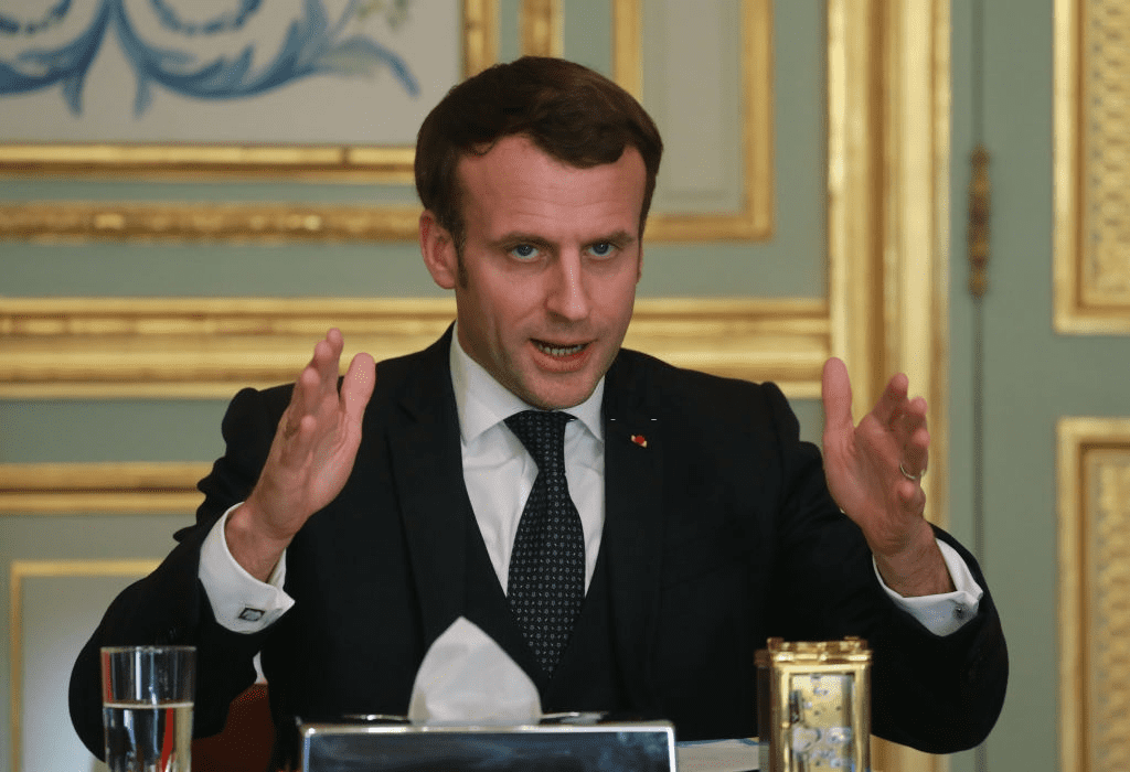 Le président Français Emmanuel Macron s'exprime lors d'une conférence téléphonique pour installer le comité CARE (comité d'analyse, recherche et expertise) sur le nouveau coronavirus (COVID-19), au Palais de l'Elysée à Paris le 24 mars 2020. | Photo : Getty Images Le président Français Emmanuel Macron s'exprime lors d'une conférence téléphonique pour installer le comité CARE (comité d'analyse, recherche et expertise) sur le nouveau coronavirus (COVID-19), au Palais de l'Elysée à Paris le 24 mars 2020. | Photo : Getty Images