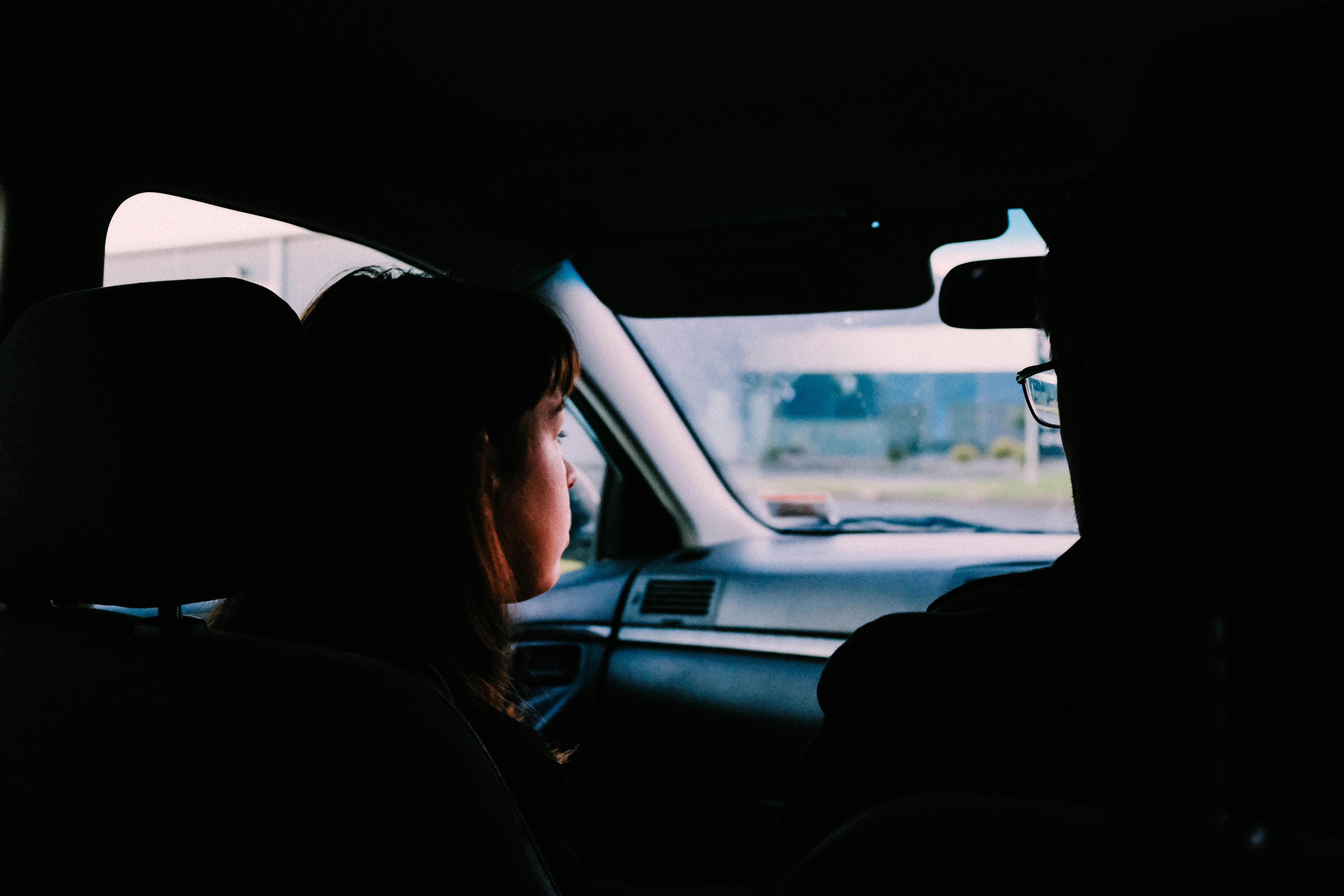 A man and a woman traveling together | Source: Pexels