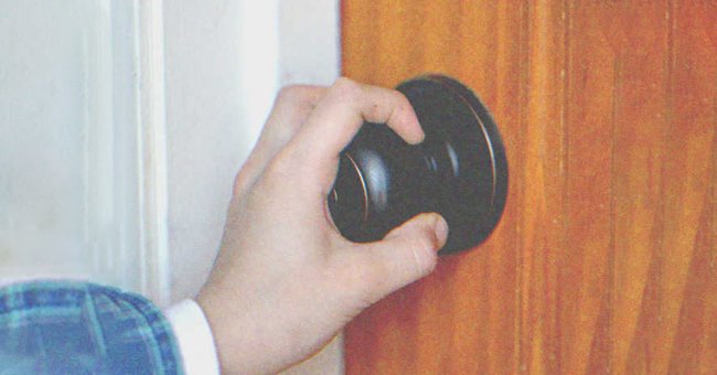 Katja versuchte, die verschlossene Kellertür aufzudrücken, blieb aber stehen, als sie dahinter ein Geräusch hörte. | Quelle: Shutterstock