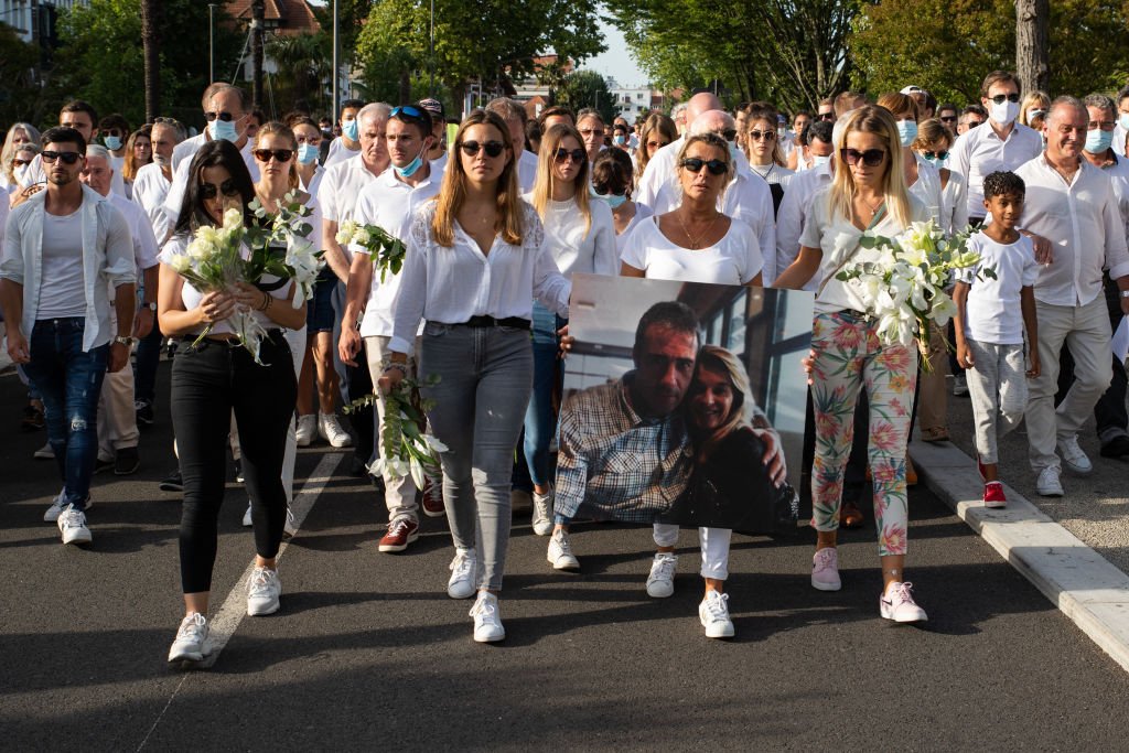 Véronique Monguillot, épouse du chauffeur de bus Philippe Monguillo à Bayonne, France, le 8 juillet 2020 lors de la marche blanche du chauffeur de bus Philippe Monguillot | Photo : Getty Images