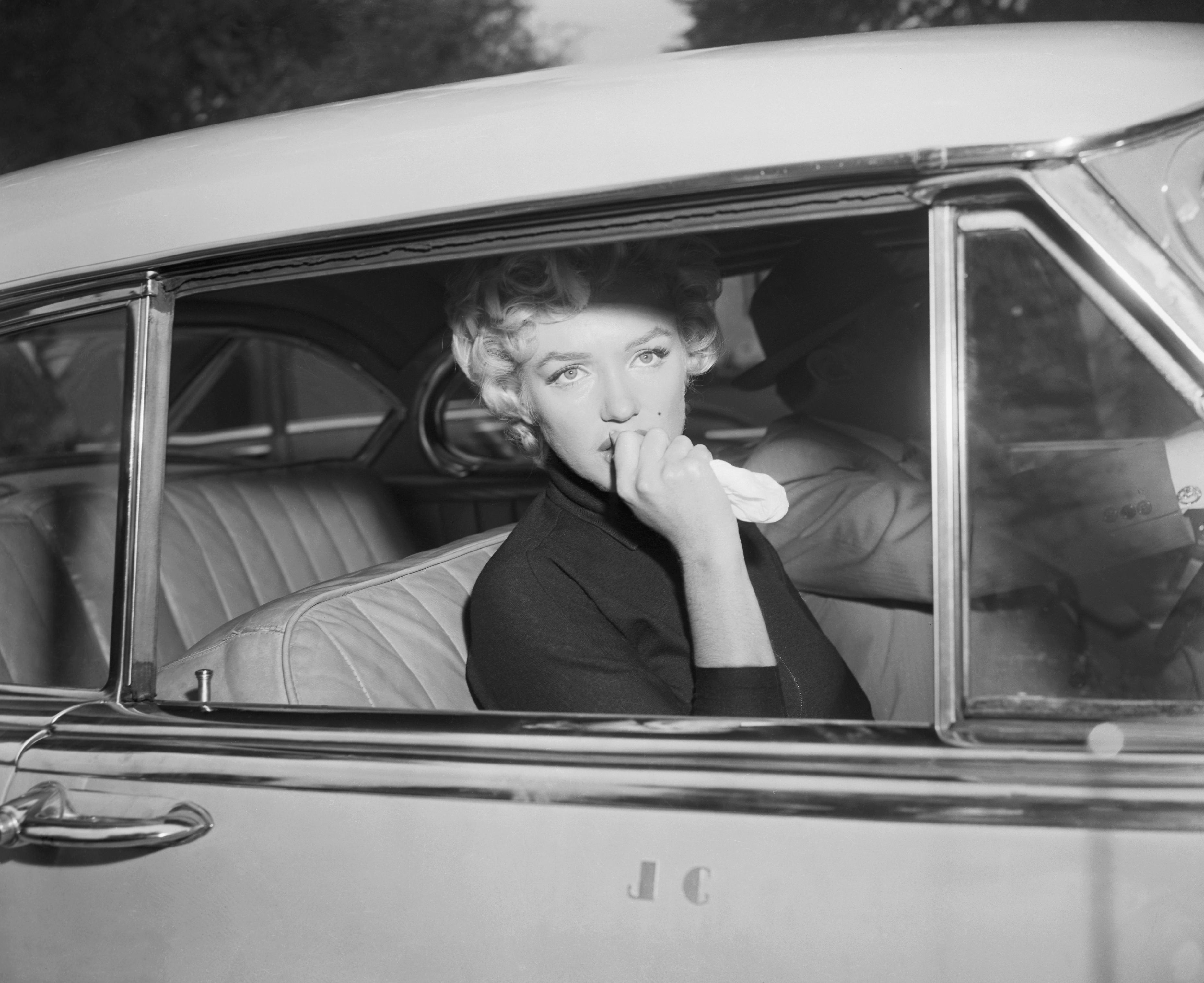 Marilyn Monroe photographed leaving home in 1954. | Source: Getty Images