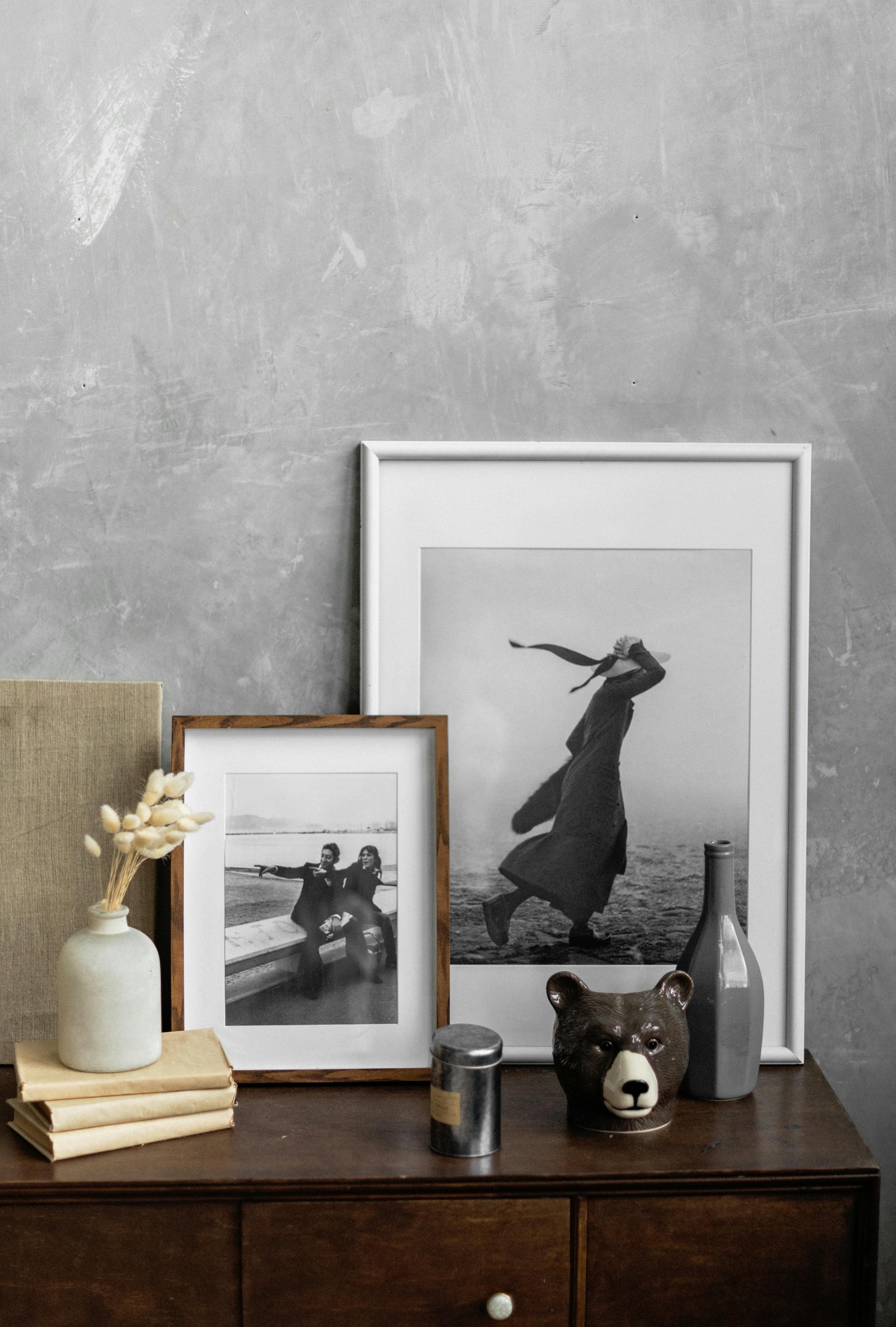 Photo frames, books, and other decorative items lying on a side table | Source: Pexels