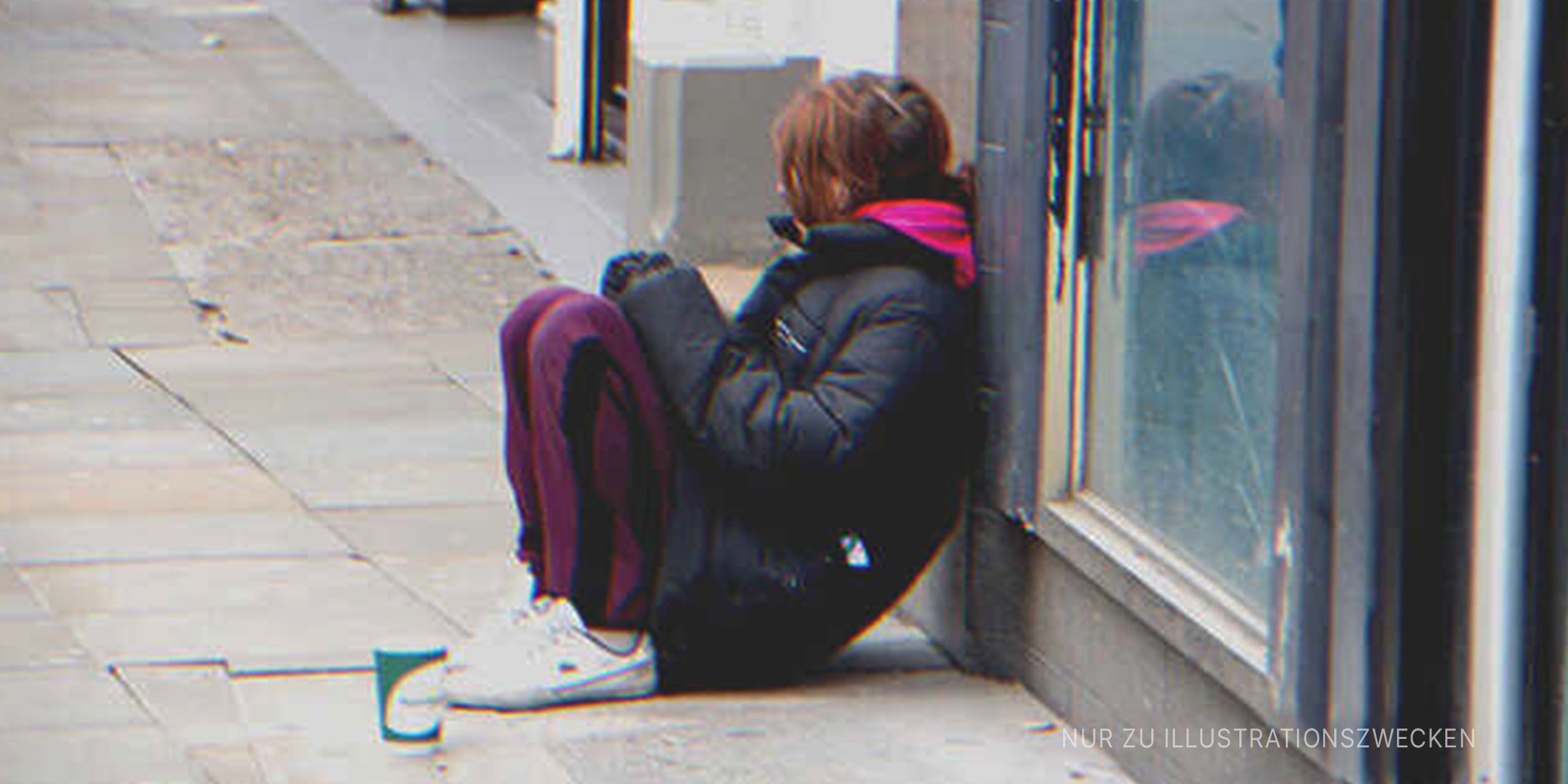 Obdachloses Mädchen sitzt auf der Straße. | Quelle: Shutterstock