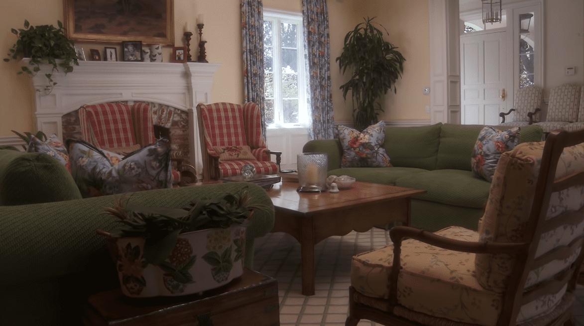 Betty White's living room | Source: Youtube.com/Kinetic TV