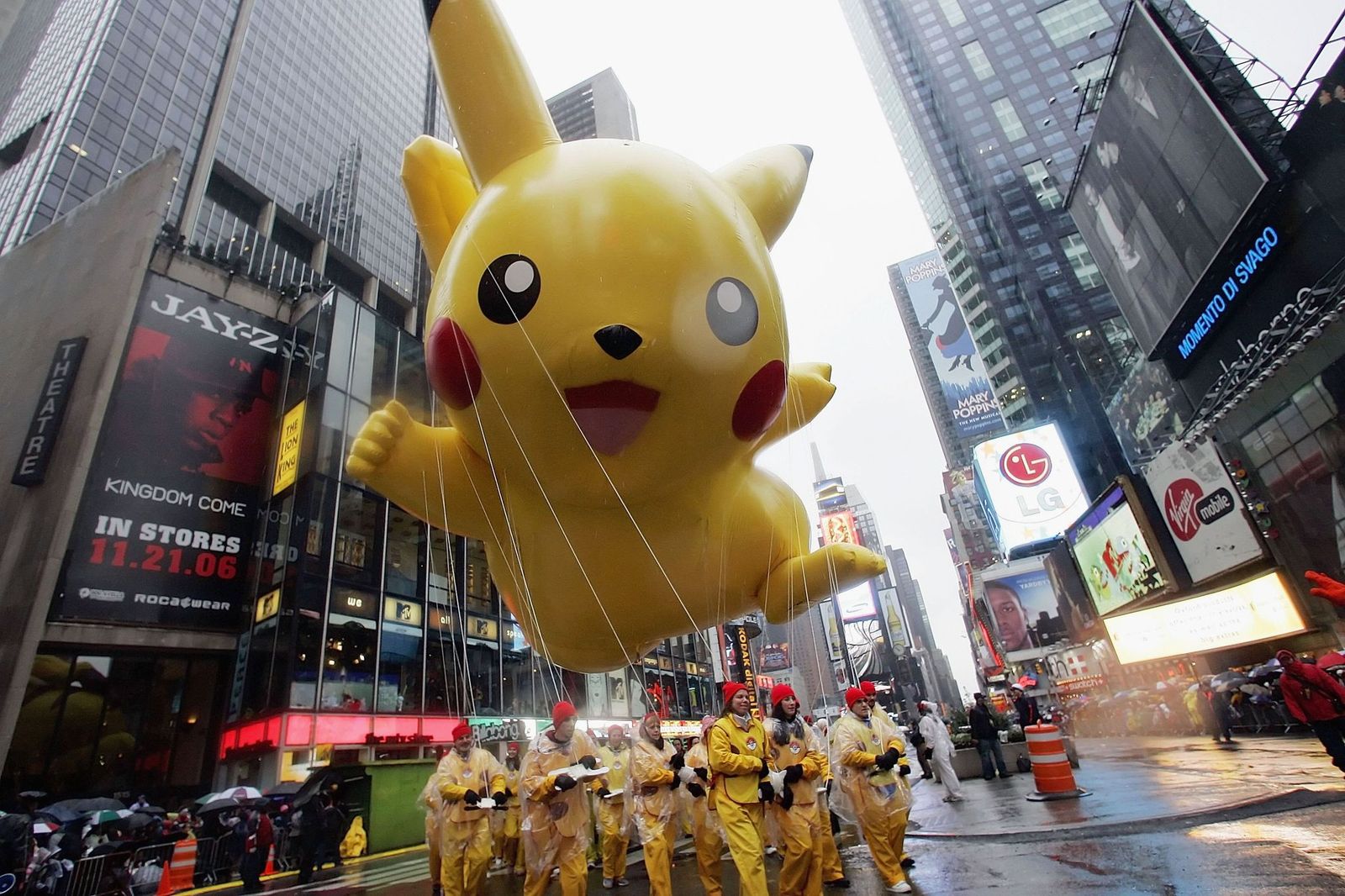 The Pikachu balloon makes its way down a rainy Broadway at the 80th Macy's Thanksgiving Day parade, November 23, 2006 | Photo: Getty Images
