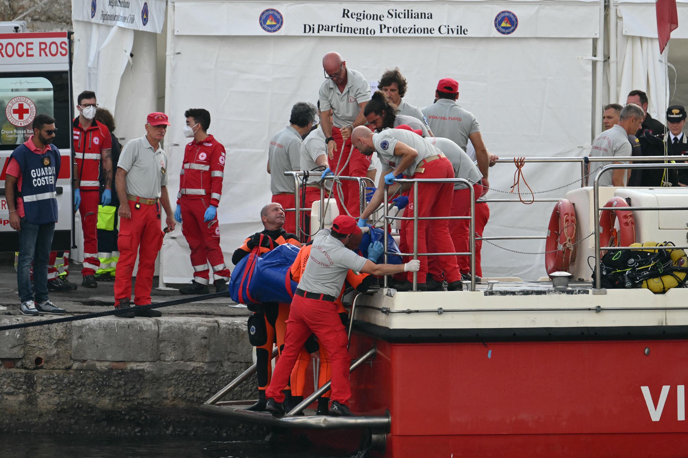 Rescuers carry a body after divers return in Porticello harbor near Palermo on August 22, 2024 | Source: Getty Images