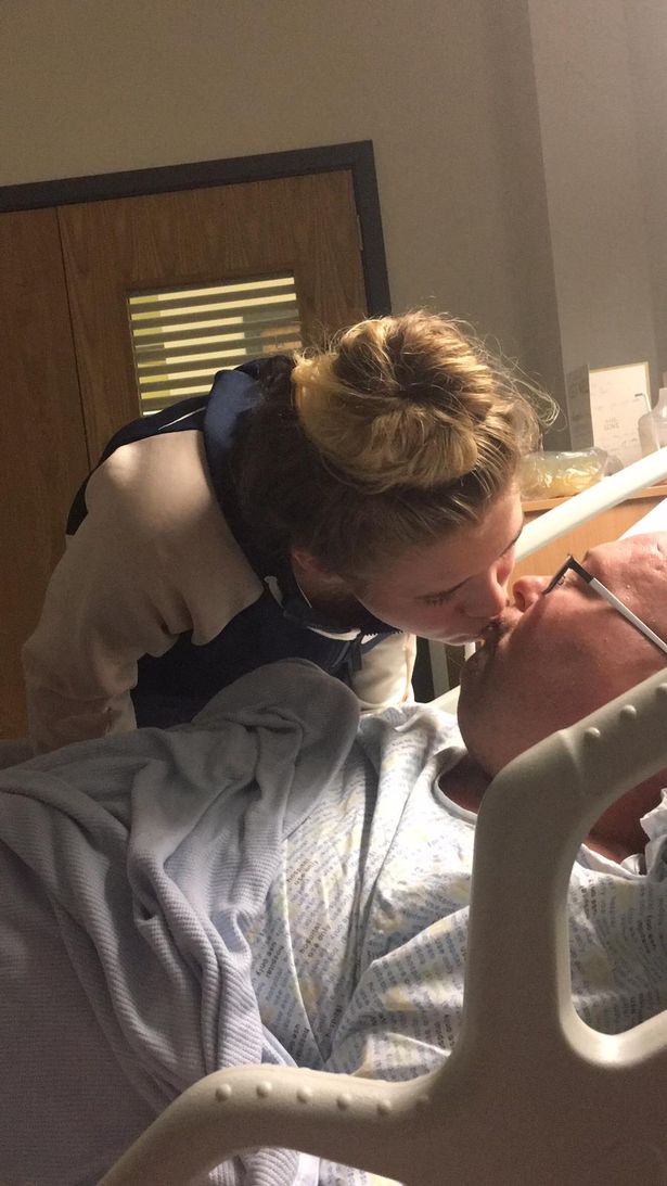Alana Finlayson embrassant son père lorsqu'il était à l'hospice. | Image : Daily Record