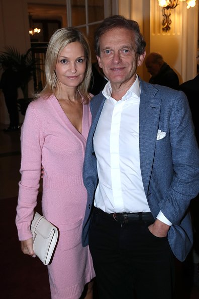 Le docteur Frédéric Saldmann et son épouse Marie Saldmann assistent à la pièce de théâtre "Palace" au Théâtre de Paris le 15 octobre 2019 à Paris, France. | Photo | Getty Images Le docteur Frédéric Saldmann et son épouse Marie Saldmann assistent à la pièce de théâtre "Palace" au Théâtre de Paris le 15 octobre 2019 à Paris, France. | Photo | Getty Images