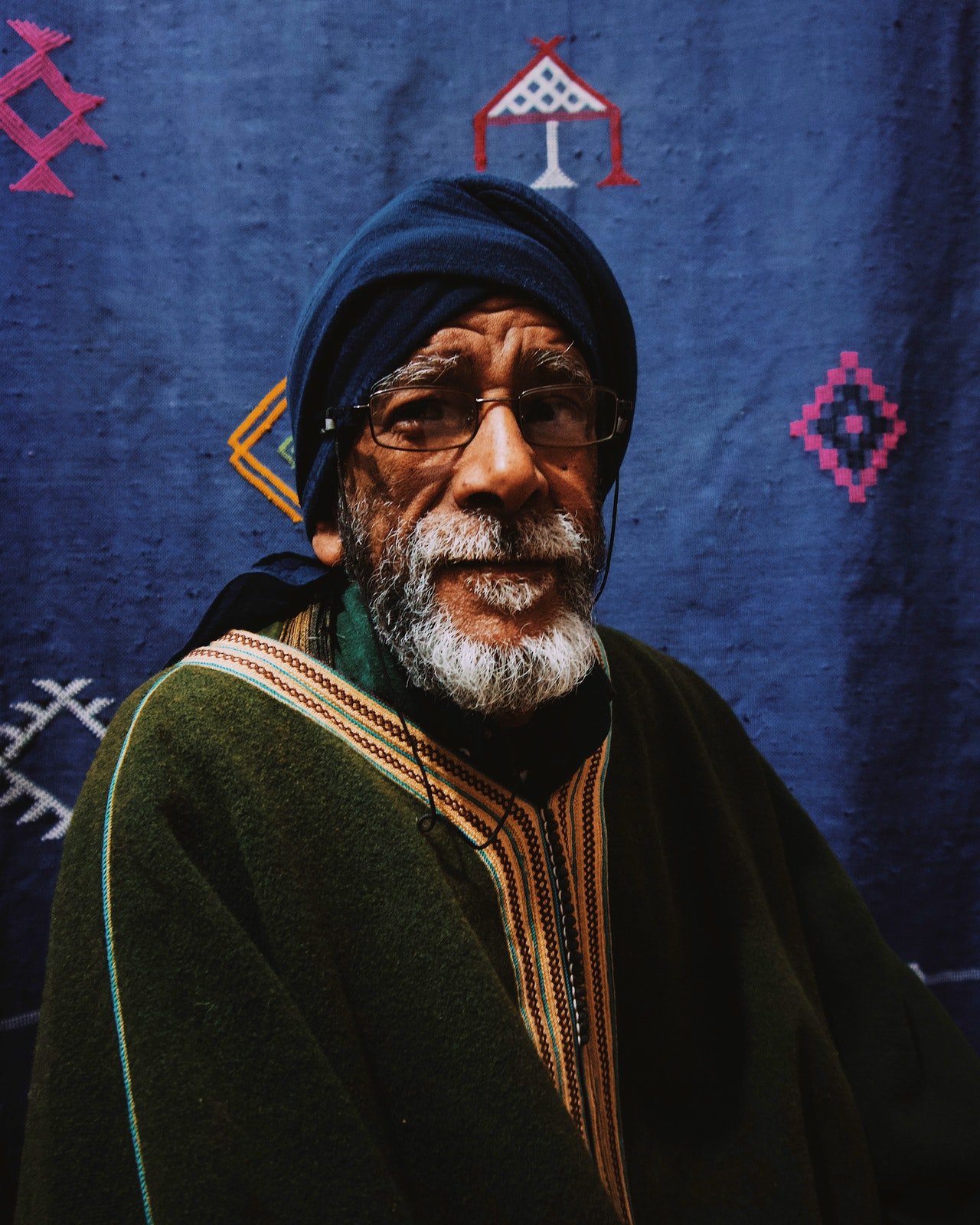 Rostro de un anciano con un turbante en su cabeza. | Foto: Pexels
