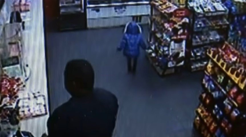 Footage of a two-year-old walking around in a convenience store on her own. | Source: Youtube/Inside Edition