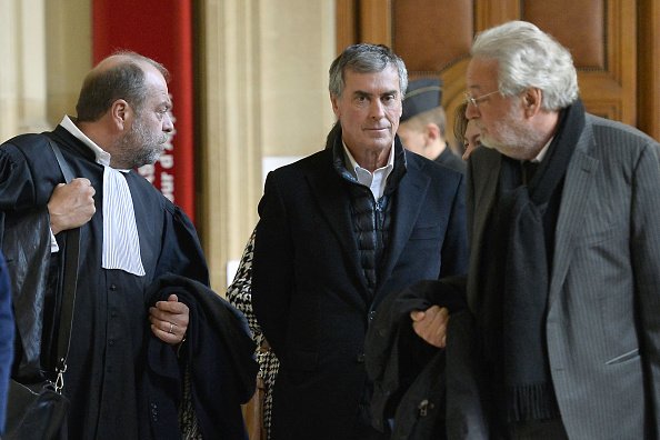 L'ancien ministre français de l'économie, Jérôme Cahuzac (C) quitte le palais de justice après son procès en appel avec ces avocats. | Photo : Getty Images