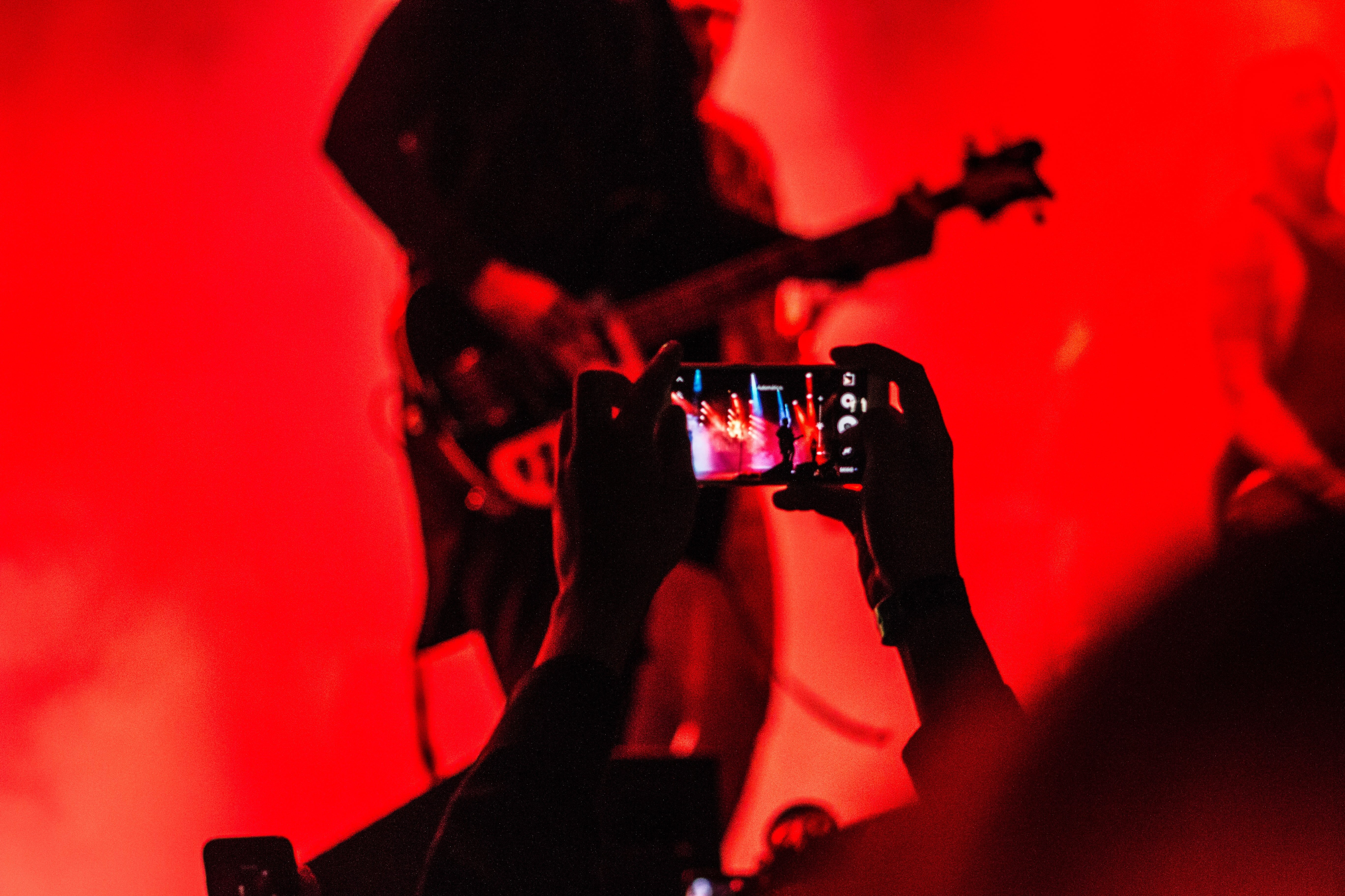 Un músico tocando una guitarra eléctrica sobre un escenario. | Foto: Unsplash