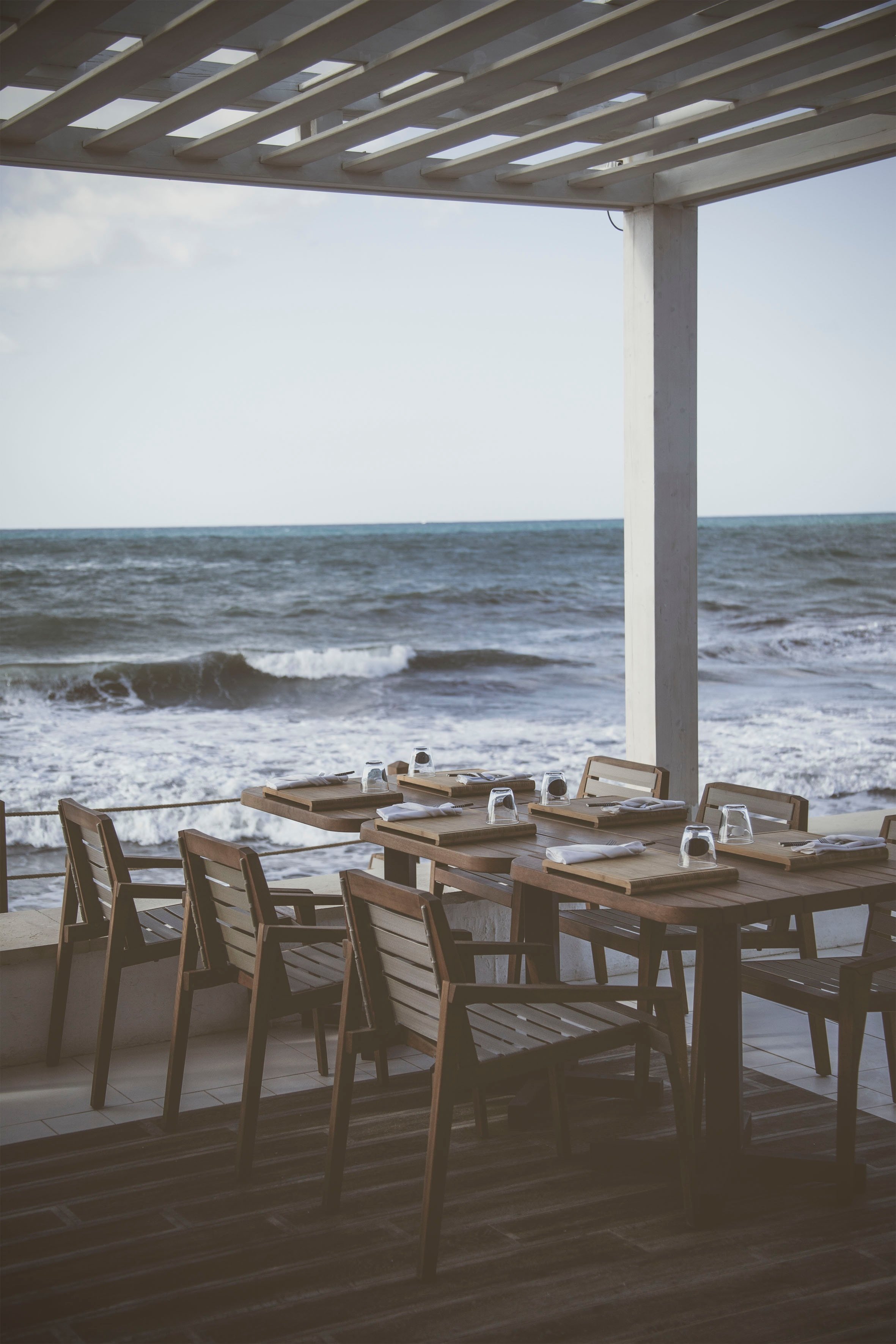 A restaurant by the ocean | Source: Unsplash.com