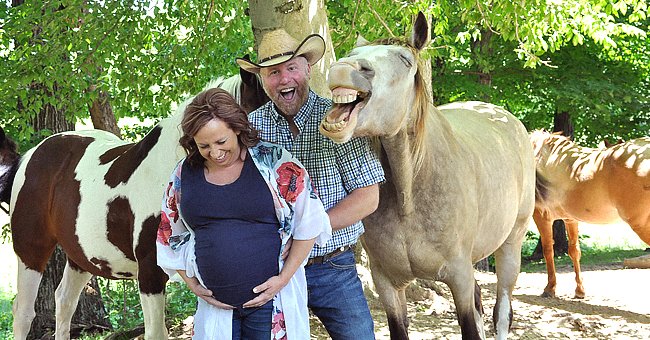 The horse disrupting the maternity shoot. | Source: facebook.com/Photography-By-Kristen