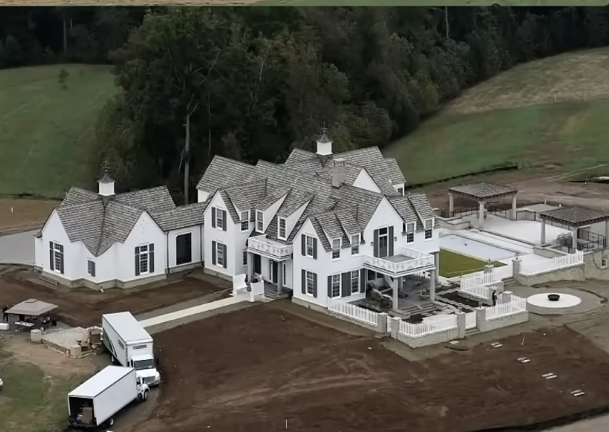 An overview of Carrie Underwood's mansion on December 7, 2024, in Franklin, Tennessee. | Source: YouTube/Globlal_Real_Estates