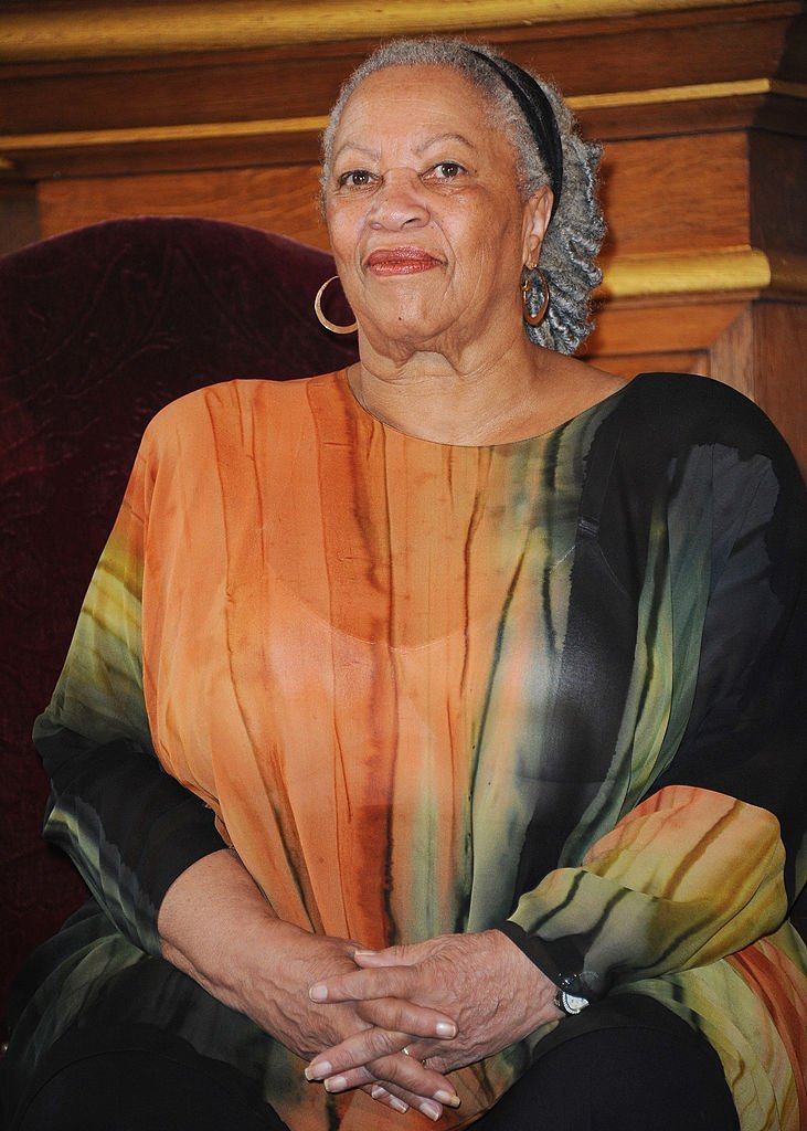 Nobel Prize in Literature winner Toni Morrison receives the Honor Medal of The City of Paris in November 2010. | Photo: Getty Images