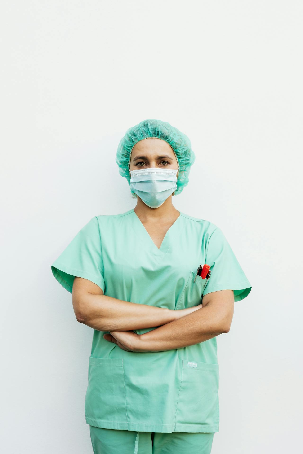A nurse with her arms crossed | Source: Pexels