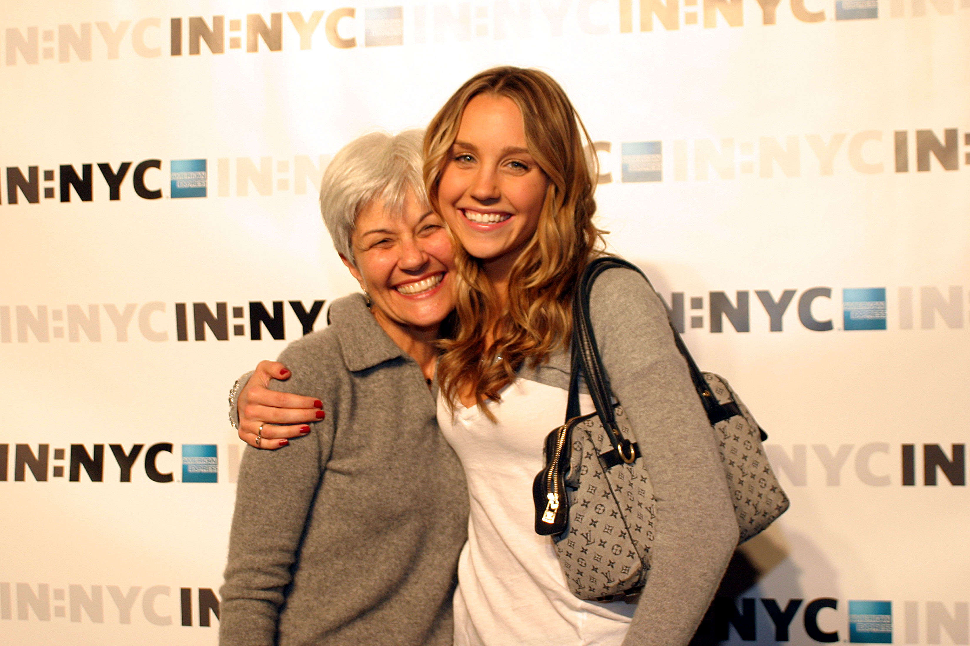 Actress Amanda Bynes and her mom on October 7, 2004, at Skylight, in New York City. | Source: Getty Images