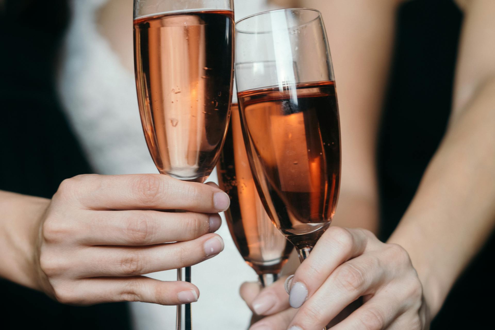 Women clinking their wine glasses | Source: Pexels