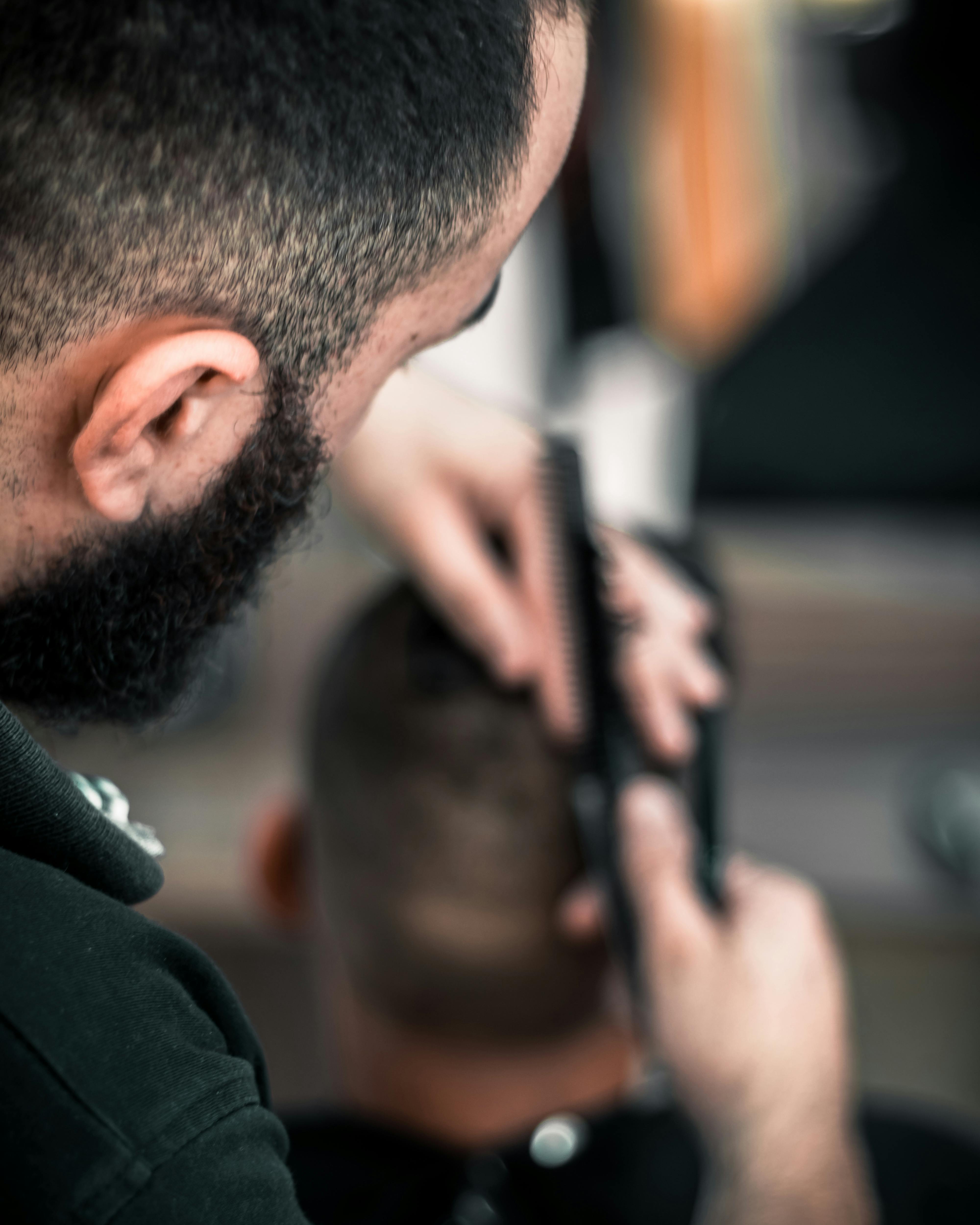 A man cutting hair | Source: Pexels